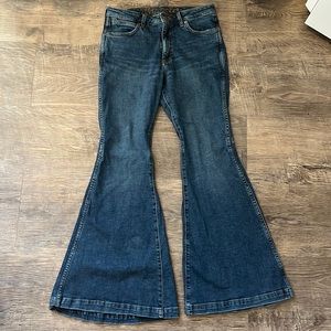Women’s Wrangler retro high rise trumpet flare, medium to dark wash, size 28x32